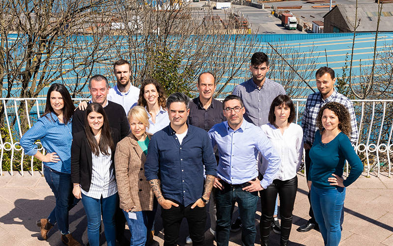 Equipo de Intermodal Forwarding en Bilbao. Fila delantera, izq. a derecha: Jone Gonz&aacute;lez, Air/Sea Operations; Ervina Catic, Road Operations; Mikel Lav&iacute;n, General Manager; Ra&uacute;l Gonz&aacute;lez, Branch Manager Sea/Air; Oihana Prado, Air/Sea Operations; Sandra Carmona, Air/Sea Operations. Fila trasera, izq. a dcha.: Tamara S&aacute;ez, Sales Executive; Juanfra Lanzas, Air Manager; Gabriel Ibarra, Sales Executive; Naiara Diego, Operations Manager Sea/Air; Eduardo Gallastegui, Branch Manager Road; &Iacute;&ntilde;igo Azarloza, Sales Executive; Peter Skalos, Road Operations.