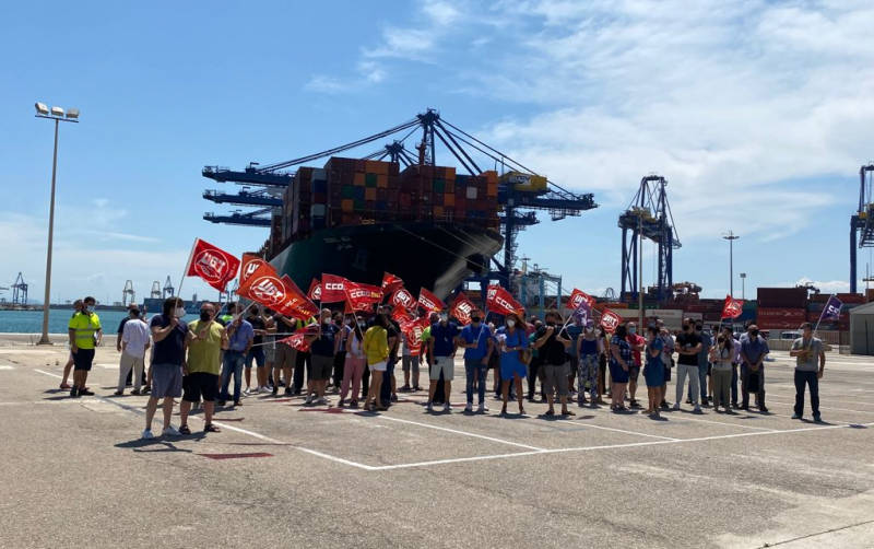 Los trabajadores de oficina de APM Terminals Valencia mantienen las movilizaciones