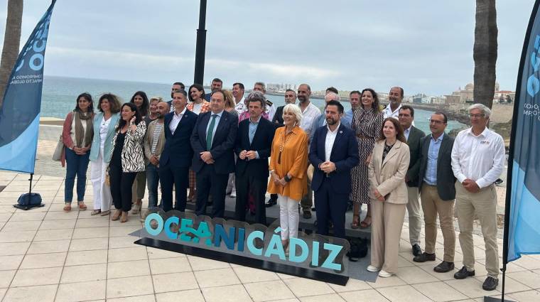 Representantes de las instituciones que participan en la creación de Oceanicadiz.