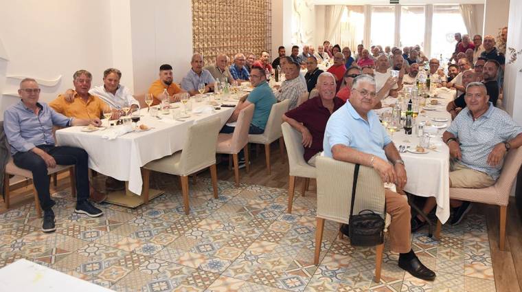 El grupo de estibadores jubilados celebra el 50 aniversario del inicio de su carrera profesional como trabajadores portuarios. Fotos: Raúl Tárrega.