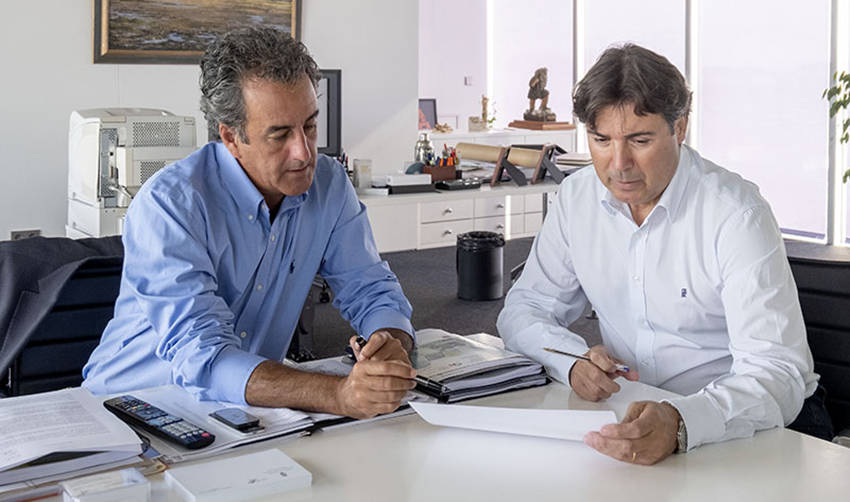 Francisco Mart&iacute;n, consejero de Innovaci&oacute;n, y Jaime Gonz&aacute;lez, presidente de la AP de Santander, reunidos para hablar del puerto. Foto: Jose Cavia.