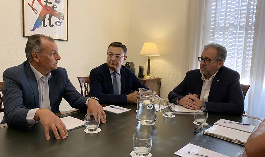 El presidente de la Diputaci&oacute;n, Jos&eacute; Mart&iacute;, a la derecha, escucha al presidente de la CEV, Salvador Navarro, en el transcurso de la reuni&oacute;n en la que tambi&eacute;n estuvo el presidente provincial de la CEV en Castell&oacute;, Sebasti&aacute;n Pla.