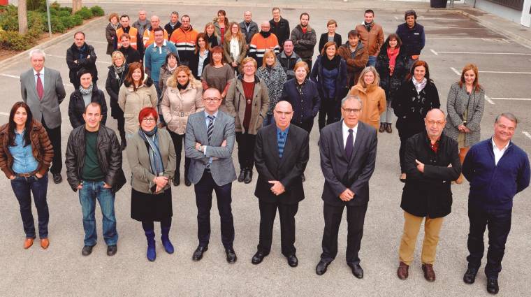 Una representación de los trabajadores de Coma y Ribas con su director general, Ramon Margalef, en el centro de la primera fila.