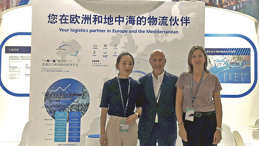 Mengxue Geng, de la oficina del Puerto de Barcelona en China; Joan Dedeu, representante del Puerto de Barcelona en China, y Gemma Garcia, responsable de Foreland.