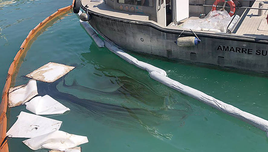 El &ldquo;Volcan Teneguia&rdquo; sufre un derrame en el puerto de Valencia