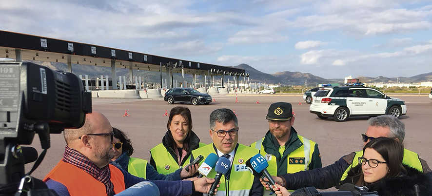 El delegado del Gobierno, Juan Carlos Fulgencio, visit&oacute; uno de los controles de la campa&ntilde;a junto con la jefa provincial de Tr&aacute;fico, Pilar F&uacute;nez y el teniente coronel jefe del sector de Tr&aacute;fico de la Guardia Civil, Francisco Javier Ferragut.