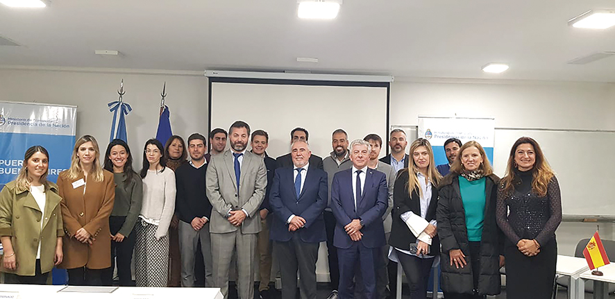 Los alumnos del M&aacute;ster junto a Mat&iacute;as Peri, gerente coordinador de Gesti&oacute;n Administrativa y Legal del Puerto de Buenos Aires; Francesc S&aacute;nchez, director general de la Autoridad Portuaria de Valencia y Ana Rumbeu, directora de Formaci&oacute;n de la Fundaci&oacute;n Valenciaport.