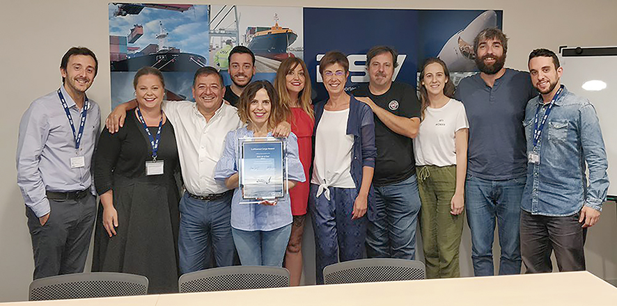 El equipo DSV Air &amp; Sea Bilbao recibi&oacute; el diploma LH Cargo Award 2018 de manos de M&oacute;nica Alonso, representante de Lufthansa Cargo Spain (quinta derecha).