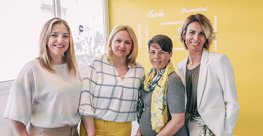 Teresa Herreros, a la derecha, junto a su equipo, Ana Fontenla, Rosa Jim&eacute;nez y la nueva incorporaci&oacute;n, Eva Montes, en sus oficinas situadas en Paterna.