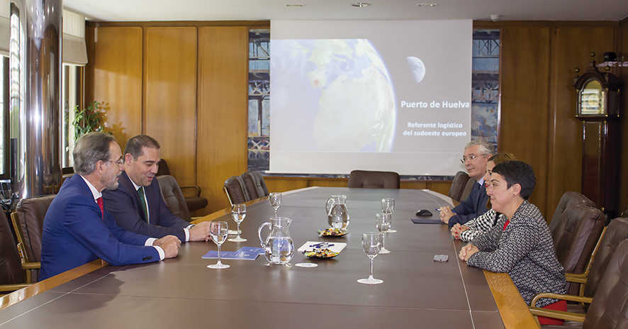 El consejero de Fomento y Vivienda de la Junta de Andaluc&iacute;a Felipe L&oacute;pez, y el presidente del Puerto de Huelva, Jos&eacute; Luis Ramos, estuvieron acompa&ntilde;ados en la reuni&oacute;n por la directora gerente de la APPA, Mariela Fern&aacute;ndez; la delegada de Fomento de la Junta en Huelva, Mar&iacute;a Jos&eacute; Bejarano; y el director del Puerto de Huelva, Ignacio &Aacute;lvarez-Ossorio.