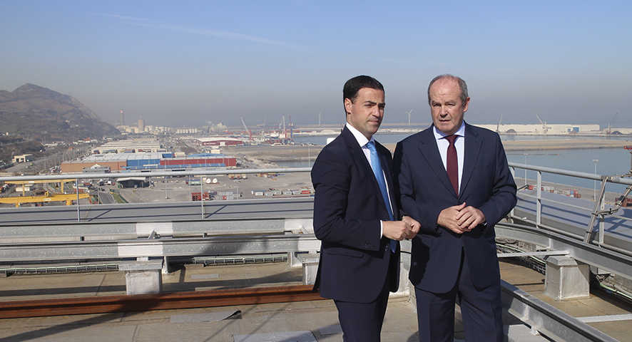 El presidente de la Autoridad Portuaria de Bilbao, Ricardo Barkala (derecha), con el diputado de Promoci&oacute;n Econ&oacute;mica de la Diputaci&oacute;n Foral de Bizkaia, Imanol Pradales. Foto J.P.