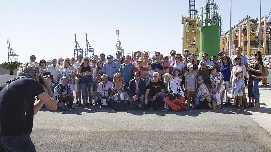 Asistentes a la celebraci&oacute;n del D&iacute;a de Socio del Montep&iacute;o tras su visita en catamar&aacute;n al Puerto de Valencia.