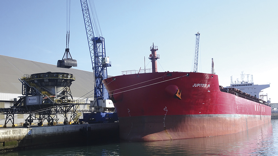 Descarga en la Terminal de Graneles S&oacute;lidos de Noatum de Santander de hulla t&eacute;rmica procedente de Murmansk.