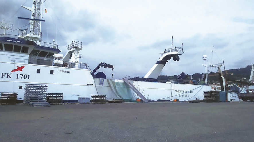 El arrastrero &ldquo;Monteferro&rdquo; atracado en el Muelle Este del Puerto de Mar&iacute;n.