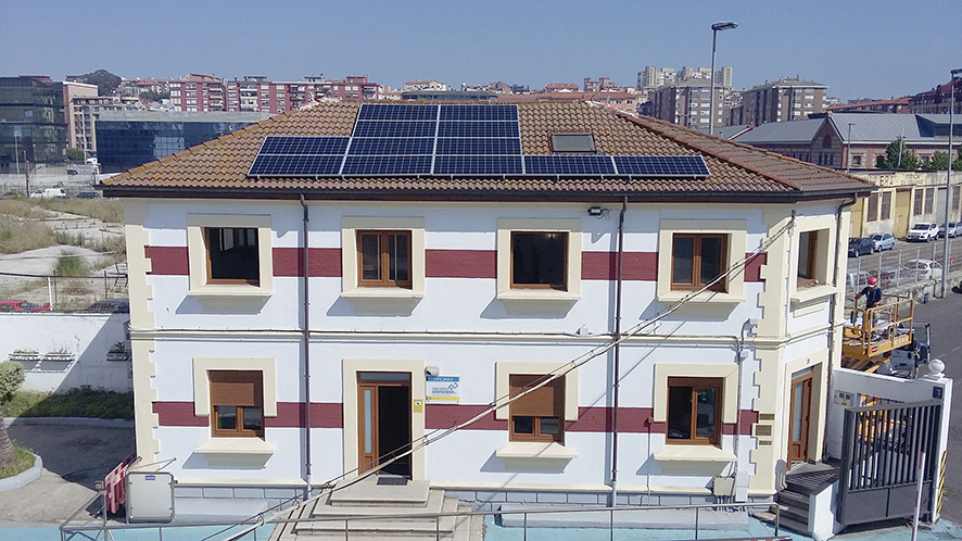 Paneles solares en la sede de la Zona Franca de Santander en el recinto portuario.