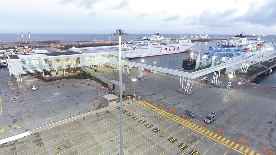 La terminal tiene capacidad para cinco barcos simult&aacute;neos y concentra todos los servicios en un aut&eacute;ntico centro log&iacute;stico interinsular.