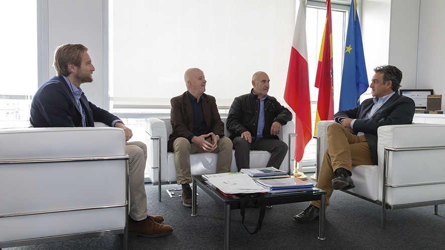 Desde la izquierda: Felipe Pi&ntilde;a, director general de Transportes y Comunicaciones del Gobierno de Cantabria; Ignacio del Castillo, secretario de Asemtrasan; Jos&eacute; Vicente Gonz&aacute;lez, presidente de Asemtrasan; Francisco Mart&iacute;n, consejero de Innovaci&oacute;n, Industria, Comercio y Turismo del Gobierno de Cantabria.