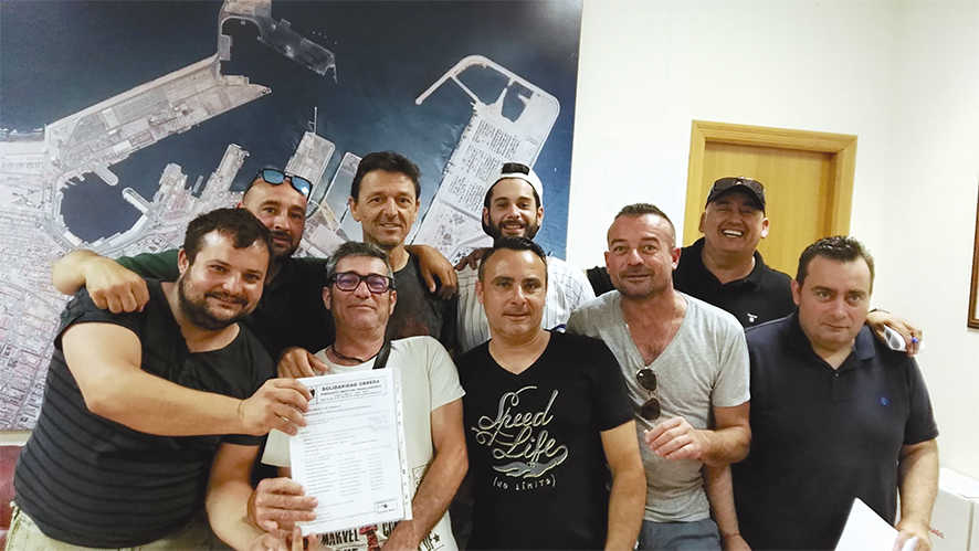 Pedro Vicente, tercero por la derecha, junto a sus compa&ntilde;eros de Solidaridad Obrera, en el d&iacute;a de su registro en el CPE del puerto de Valencia.