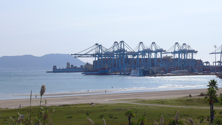 La Autoridad Portuaria de l aBah&iacute;a de Algeciras empieza la primera semana de mayo el trasvase de arena de la Playa del Rinconcillo.