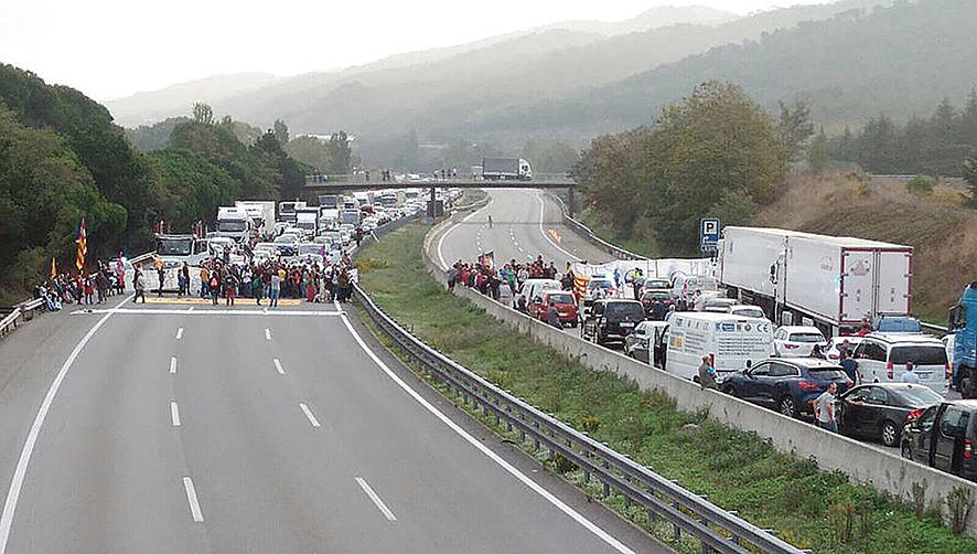 Los cortes producidos durante esos d&iacute;as en la AP7 en la Jonquera conllevaron p&eacute;rdidas de 25 millones de euros diarios. Foto CETM.