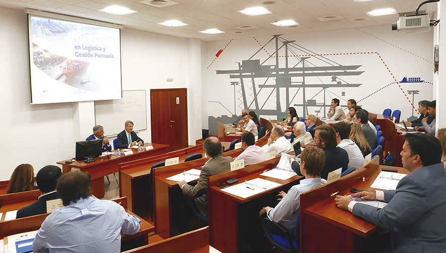 &Aacute;ngel Ortiz, catedr&aacute;tico de la UPV y Vicente del R&iacute;o, director general de la Fundaci&oacute;n Valenciaport, durante la sesi&oacute;n inaugural de la semana de formaci&oacute;n presencial en Valencia del M&aacute;ster en Log&iacute;stica y Gesti&oacute;n Portuaria.