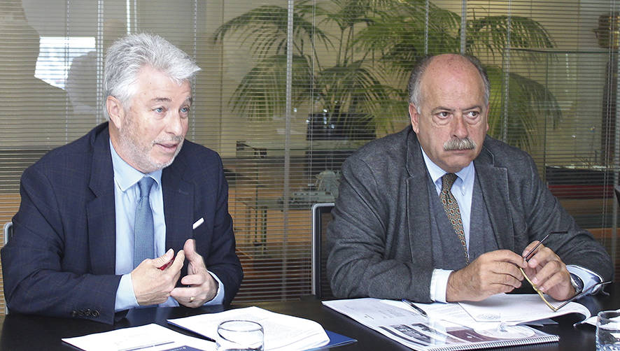 Manel Gal&aacute;n, jefe de Relaciones Internacionales y Promoci&oacute;n del Puerto de Barcelona y Joan Colldecarrera, director del Consejo Rector de la Comunidad Portuaria de Barcelona, ayer en su comparecencia. Foto JCS.