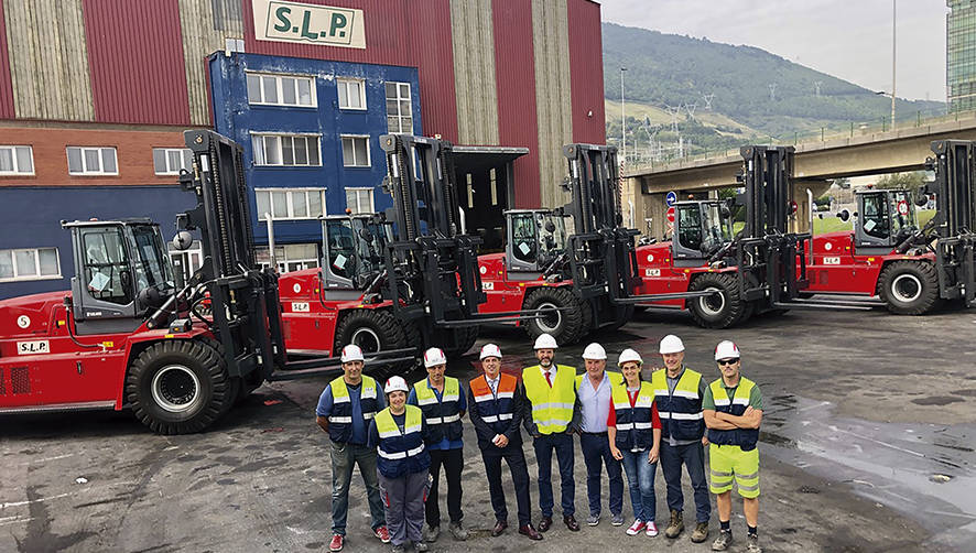 Ignacio de Sebasti&aacute;n, Senior Sales Manager Spain &amp; Portugal de Kalmar (en el centro), con el equipo de Operaciones SLP, incluyendo a su director, Kike Zabalo (cuarto por la derecha) y el director de SLP, Manu P&eacute;rez Riveras (cuarto por la izquierda).