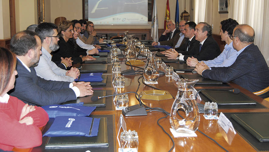 El presidente de la AP de A Coru&ntilde;a, Enrique Losada, recibi&oacute; a la delegaci&oacute;n de Aeutransmer en la sede del ente portuario.