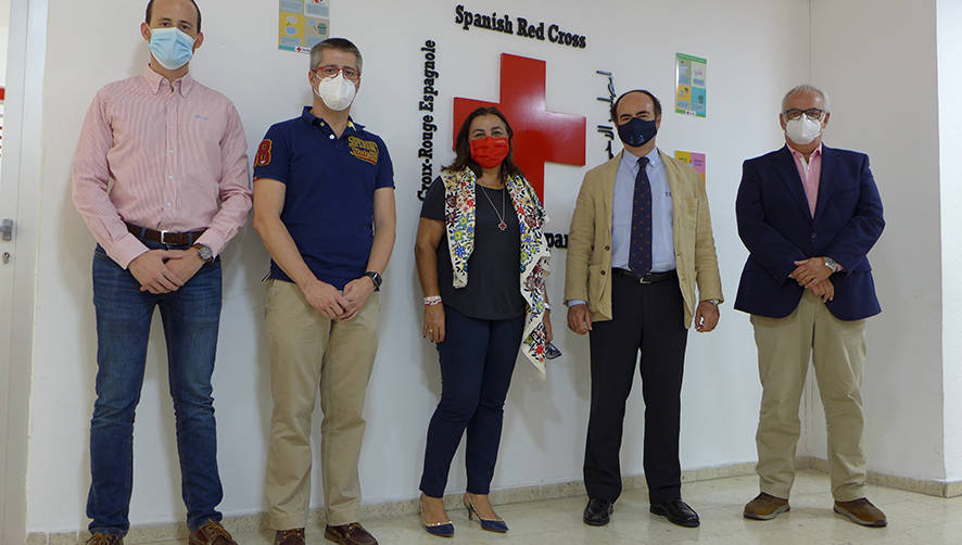 Alvaro Garc&iacute;a, responsable de la Asamblea Local de Algeciras; Javier Gil, coordinador provincial de Cruz Roja; Rosar&iacute;o Garc&iacute;a, presidenta provincial de Cruz Roja; Gerardo Landaluce, presidente APBA y Eduardo Villalba, secretario de la Comisi&oacute;n Puerto-Comarca.