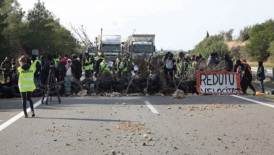 Los transportistas por carretera denuncian los estragos de las movilizaciones en Catalunya