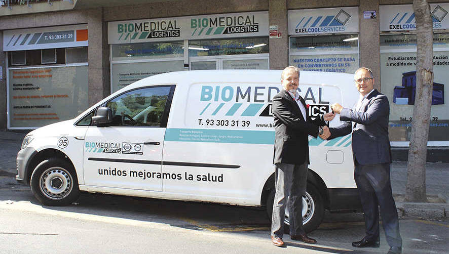 Francesc G&oacute;mez, CEO de Biomedical Logistics, recibe las llaves de una de las nuevas unidades VW de manos de Christian Amador, KAM del Departamento de FFlotas LCV y Turismos de Catalunya Wagen. Foto: Jos&eacute; M. Rojas