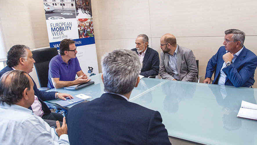 Los representantes de la FVET entregaron a la concejal&iacute;a de Movilidad Sostenible los resultados de su estudio sobre la actual situaci&oacute;n de la Distribuci&oacute;n Urbana de Mercanc&iacute;as (DUM) en la ciudad de Valencia.