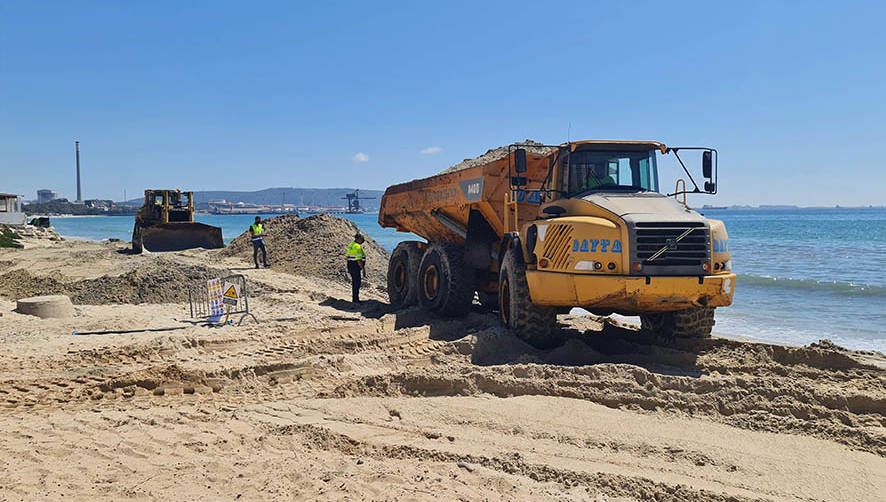 La APBA comienza el trasvase de arena de la Playa del Rinconcillo.