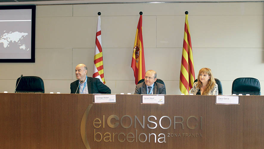 Santiago Bollain, director de ventas para pymes de IBM; Ignasi Sayol, presidente de PIMEC Log&iacute;stica, y Elena Garc&iacute;a, responsable de redacci&oacute;n de Grupo Diario en Catalunya. Foto JC Sarmentero.