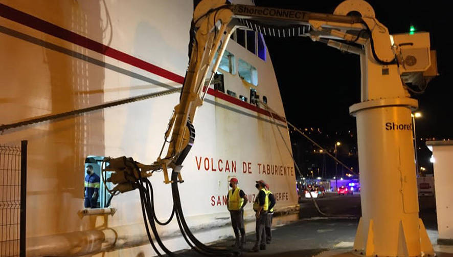 El &ldquo;Volc&aacute;n de Taburiente&rdquo;, de Naviera Armas, primera unidad en conectarse.