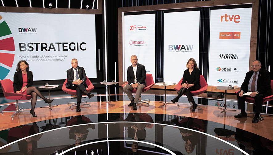 Ver&oacute;nica Oll&eacute;, secretaria general de RTVE; Pere Navarro, delegado especial del Estado en el CZFB; Jaume Collboni, primer teniente de alcalde del Ayuntamiento de Barcelona; Blanca Sorigu&eacute;, directora general del CZFB, y Jos&eacute; Luis Bonet, presidente de la Fundaci&oacute;n INCYDE de las C&aacute;maras de Comercio de Espa&ntilde;a.