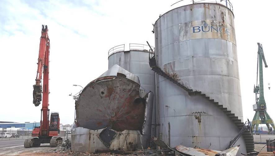 Desmantelamiento de los silos de Bunge Ib&eacute;rica en el puerto de A Coru&ntilde;a.