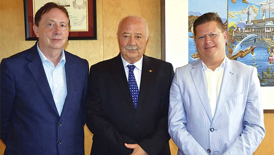 El c&oacute;nsul de B&eacute;lgica en Canarias, Herman Declercq y el consejero de Econom&iacute;a y Comercio de Flandes, Tom Vermeulen, flanqueando a Ricardo Melchior, presidente de la Autoridad Portuaria de Tenerife.