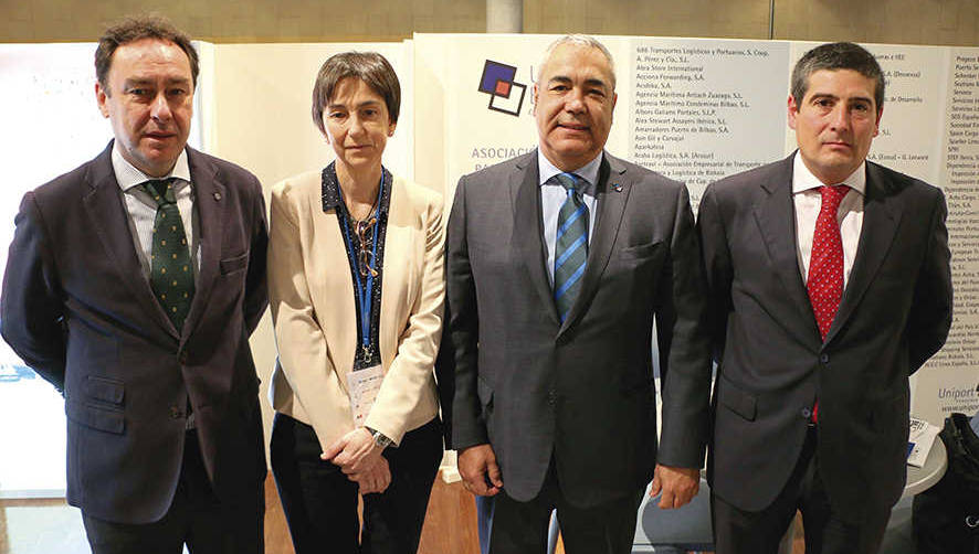 World Maritime Week es una relevante cita para el sector mar&iacute;timo-portuario de Bilbao. Desde la izquierda: Antonio Aiz, viceconsejero de Transportes del Gobierno Vasco; Inmaculada Ugarteche, directora de UniportBilbao; Jimmy Jaber, presidente de UniportBilbao; Roberto Bartolom&eacute;, t&eacute;cnico de UniportBilbao.