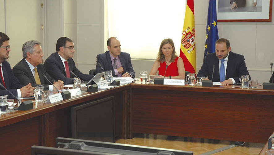 De derecha a izquierda, el ministro de Fomento, Jos&eacute; Luis &Aacute;balos; la secretaria general de Transportes, Mar&iacute;a Jos&eacute; Rallo; el jefe del Gabinete de la Secretar&iacute;a General de Transportes, Roberto Angulo; el presidente del CNTC, Carmelo Gonz&aacute;lez; y el vicepresidente del CNTC, Pedro Alfonsel. Foto I.Pe&ntilde;a.