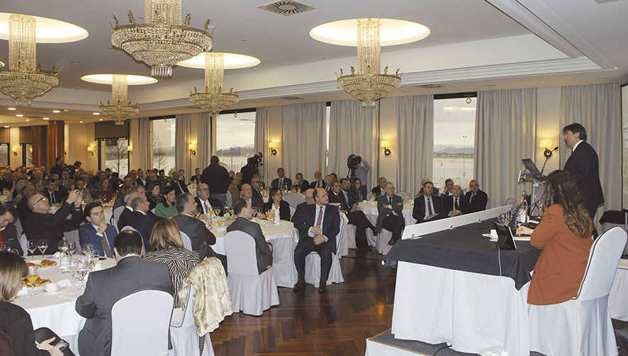 La intervenci&oacute;n de Jaime Gonz&aacute;lez reuni&oacute; ayer en el Hotel Bah&iacute;a de Santander a una amplia representaci&oacute;n de la sociedad c&aacute;ntabra. Foto J.P.