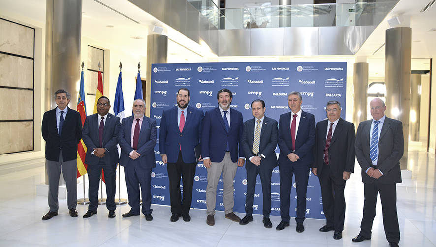 Francisco Lage, CEO de SYM Naval; An&iacute;bal Pi&ntilde;a, director de Gabinete de la Autoridad Portuaria Dominicana; Francesc S&aacute;nchez, director general de la Autoridad Portuaria de Valencia; V&iacute;ctor O. G&oacute;mez, director ejecutivo de la Autoridad Portuaria Dominicana; Juli&aacute;n Quir&oacute;s, director de Las Provincias; Hugo Rivera, viceministro de Relaciones Exteriores para Asuntos Econ&oacute;micos y Cooperaci&oacute;n Internacional de la Rep&uacute;blica Dominicana; Rafael Climent, conseller de Econom&iacute;a Sostenible, Sectores productivos, Comercio y Empleo de la Generalitat Valenciana; Gonzalo Arranz, presidente del Consejo de Administraci&oacute;n de Las Provincias; y Guillermo Alomar, director de Flota de Bale&agrave;ria y delegado territorial en Baleares. Foto Ra&uacute;l T&aacute;rrega.