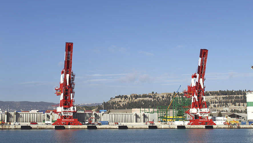 La terminal de ICL en el Puerto de Barcelona recibe sus dos primeros cargadores de buque