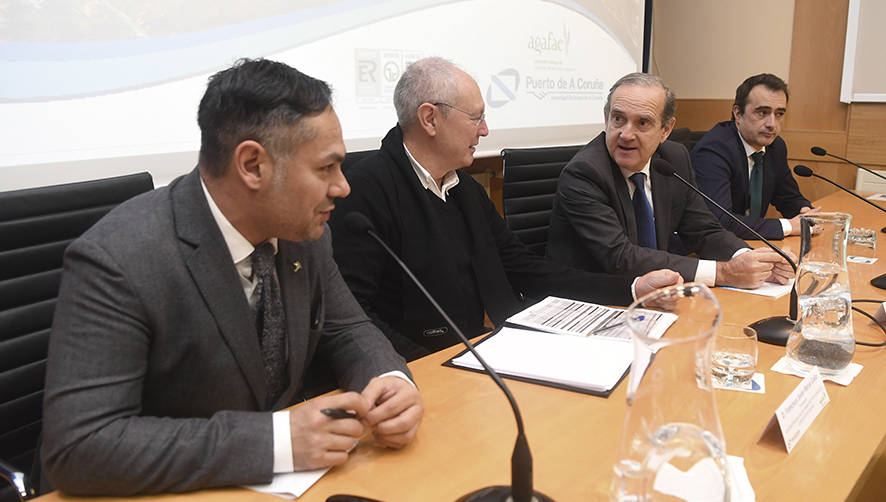 Desde la izquierda: Bruno Beade, director de AGAFAC; Francisco Javier Barcia, presidente de AGAFAC; Enrique Losada, presidente de la Autoridad Portuaria de A Coru&ntilde;a; Juan Diego P&eacute;rez Freire, director de la AP de A Coru&ntilde;a.