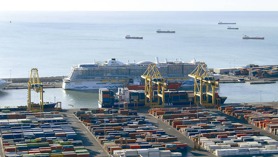 El &ldquo;AIDAnova&rdquo;, atracado en la Terminal Helix del Puerto de Barcelona a primera hora del pasado viernes. Foto E. Garc&iacute;a.