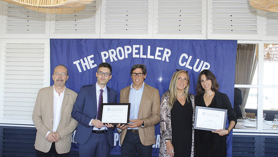 Ram&oacute;n Sanataluc&iacute;a, de Saga Comercial; C&eacute;sar Mart&iacute;n, director comercial del diario El Canal; Gonzalo Sanch&iacute;s, presidente del Propeller Club de Barcelona; M&oacute;nica Quintana, de la junta directiva del Propeller Club de Barcelona, y Marta Genis, directora de la zona sur de Europa de X-Press Feeders. Foto J.C.S.