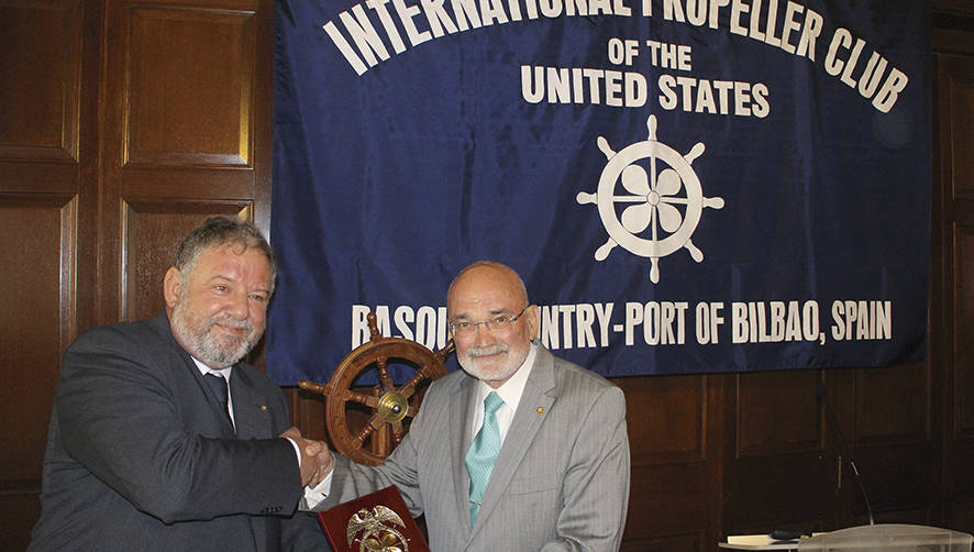 El presidente del Propeller Club del Pa&iacute;s Vasco-Port of Bilbao, Gerardo Tiedemann (dcha.), e I&ntilde;aki Echeverr&iacute;a, Country Head de H&ouml;egh Autliners en Espa&ntilde;a. Foto J.P.