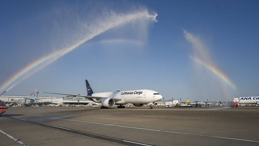 De acuerdo con la tradici&oacute;n japonesa, se abri&oacute; un barril de sake y el avi&oacute;n se roci&oacute; con la bebida nacional de Jap&oacute;n.