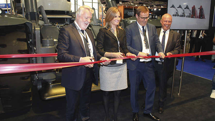 Corte de la cita de presentaci&oacute;n de la nueva reachstacker LRS 545-35 Toplift de Liebherr. Desde la izquierda: Pat O&rsquo;Leary, director general de Liebherr Container Cranes Ltd. en Irlanda; Patricia R&uuml;f; miembro del Consejo de Administraci&oacute;n de Liebherr-International AG; Leopold Berthold, director general de la Divisi&oacute;n Mar&iacute;tima de Liebherr; Eric Colditz, director comercial. Foto J.P.