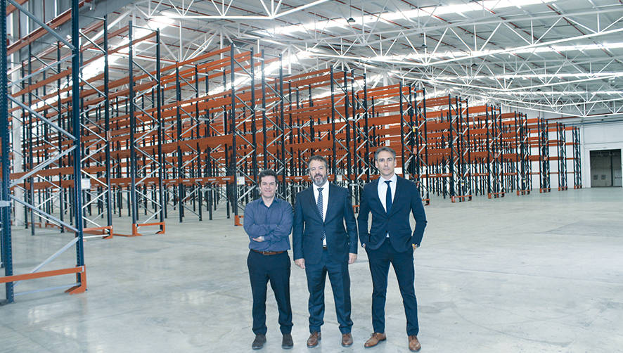 Desde la izquierda: Asier Atxalandabaso, director de Operativa de Sarosa Log&iacute;stica, Baldemar Asensio, director de TPF Consultora Inmobiliaria, y Jos&eacute; Tur&eacute;gano, director Comercial de Sarosa Log&iacute;stica, en las nuevas instalaciones del operador en Riba-roja. Foto Loli Dolz.